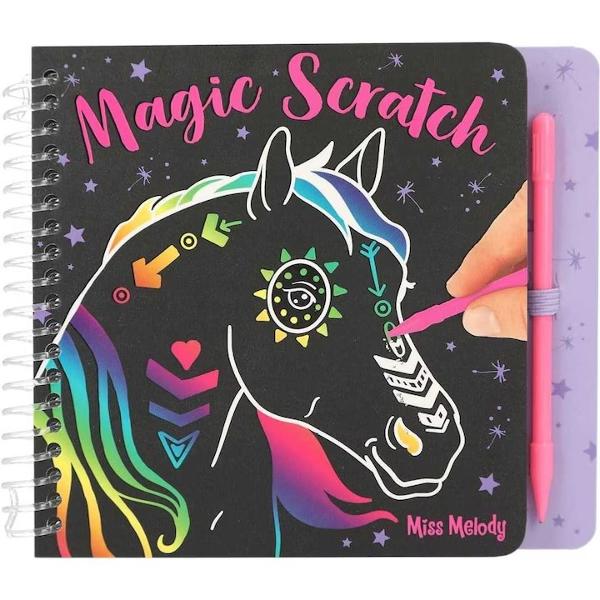 Atentie iubitori de cai Cartea Mini Magic Scratch de la Miss Melody are cele mai frumoase imagini in cele mai stralucitoare culori Stiloul din plastic este inclus&nbsp;