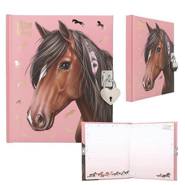 Pentru ganduri si urari secrete jurnalul domnisoarei Melody cu lacat de inima argintie are 192 de pagini fine frumos ilustrate si doua foi de autocolante colorate de Infrumusetat In nuante calde de roz si maro si cu motive si modele de cai de vis
