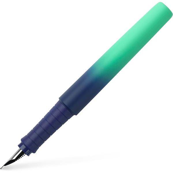 Stilou Faber-Castell cu un gradient elegant de culoare care trece u&537;or de la albastru intens la verde-ment&259; combin&acirc;nd func&539;ionalitatea cu un stil modern &537;i atr&259;g&259;torEchipat cu&nbsp;penita din o&539;el de 1 mm ofer&259; un flux constant 