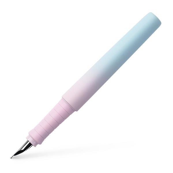 Stilou Poly Pen M Faber-Castell gama Flow de la Faber-Castell Culoare bleu-roz cu efect gradient Corp si componente din plastic reciclat Varf tip M care permite o scriere lina si precisa Penita din otel inoxidabil Forma ergonomica grip placut la atingere cu textura anti-alunecare ce confera o experienta confortabila de scris