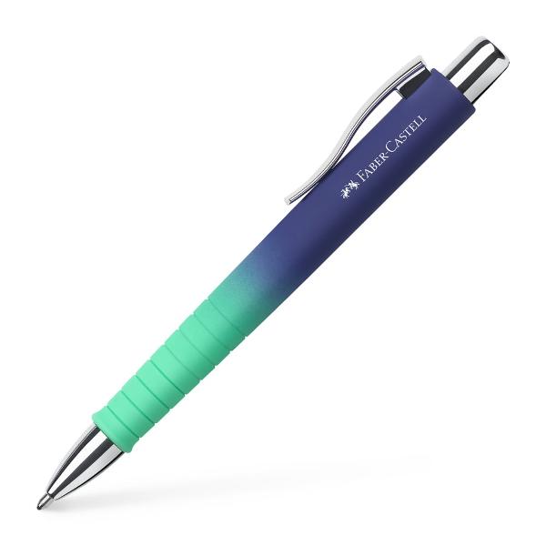 Pix cu mecanism Polly Ball XB gama Flow de la Faber-Castell Culoare albastru-turcoaz cu efect gradient Forma ergonomica triunghiulara Grip placut la atingere cu textura anti-alunecare Clip rezistent varf si buton din metal Rezerva de mare capacitate XB albastra