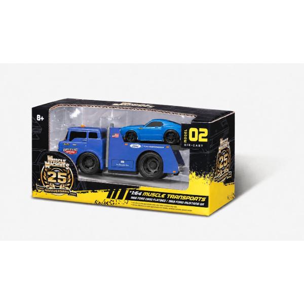 Set Muscle Transports Camion Si Masinuta Metalica Scara 1 la 64 de colectie conceput pentru pasionatii de vehicule clasice si pentru copii care apreciaza jocul realist Produsul include un camion transportor si un vehicul incarcat ambele fabricate din metal cu detalii din plastic oferind rezistenta si un aspect autentic Designul este inspirat din modele auto clasice cu finisaje atent lucrate elemente grafice vintage si roti functionale care permis rularea usoara Setul reproduce fidel 