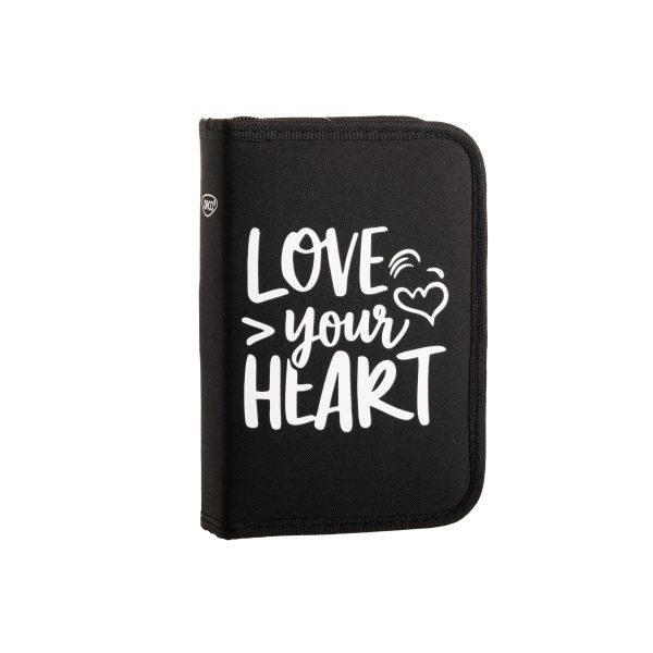 Penarul&nbsp;DACO Love&nbsp;este un accesoriu practic &537;i modern ideal pentru organizarea rechizitelor &537;colare potrivit elevilor care apreciaz&259; mesajele inspira&539;ionale &537;i designul minimalist Inscrip&539;ia &bdquo;Love your heart&rdquo; realizat&259; &icirc;ntr-un stil grafic simplu &537;i expresiv ofer&259; penarului un aspect elegant &537;i actual u&537;or de integrat &icirc;n 