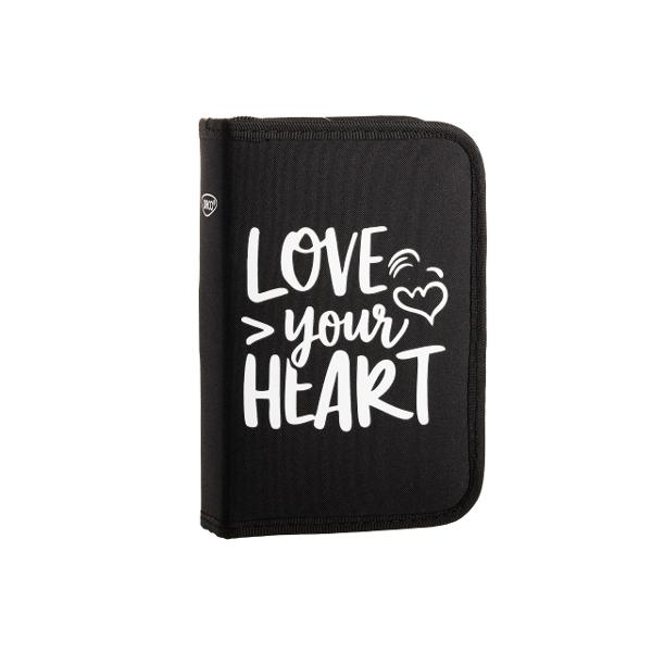 Penarul echipat DACO &bdquo;Love&rdquo; este un accesoriu practic &537;i bine organizat conceput pentru depozitarea instrumentelor de scris &537;i a accesoriilor necesare activit&259;&539;ilor zilnice Designul modern &icirc;n contrast alb-negru cu mesaj inspira&539;ional &bdquo;Love your heart&rdquo; ofer&259; un aspect elegant &537;i expresivProdusele DACO sunt apreciate pentru calitatea materialelor 