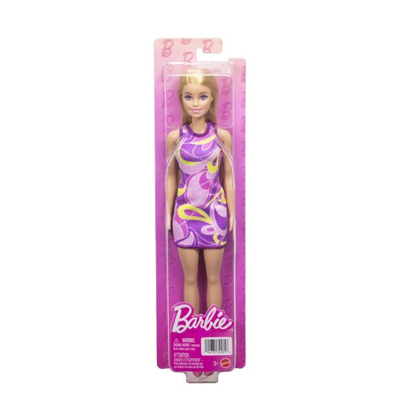 Papusa Barbie este mereu la moda cu tinute cool cu printuri deoasebite si cei mai fabulosi pantofi Stilul papusilor Barbie iese in evidenta oricand si oriunde Papusa Barbie este pregatita pentru o noua poveste avand tot timpul o tinuta potrivita Cu Barbie poti fi orice iti doresti Include papusa Barbie cu o tinuta si pantofi Include papusa Barbie blonda cu rochita multicolora iar in picioare poarta o pereche de sandale roz