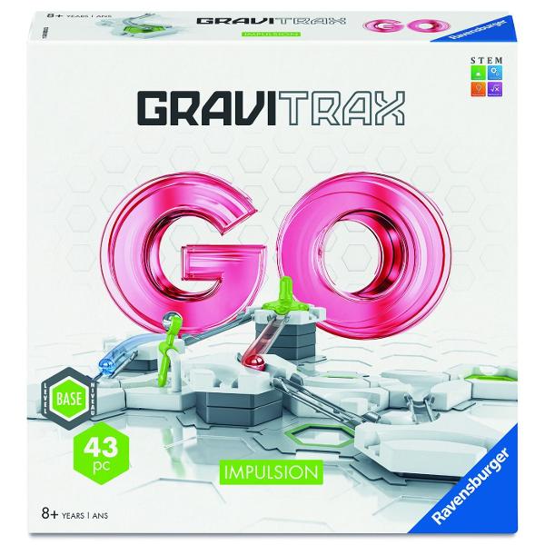 GraviTrax Impulsion primul pas ideal in lumea pistelor cu bile Este un set de baza compact conceput pentru cei care abia incep sa descopere sistemul GraviTrax Contine tot ce este necesar pentru a incepe imediat sa construiesti trasee simple creative si pline de dinamism pentru bile Elementul de actiune Hammer adauga energie intregului set si face ca traseele sa devina si mai captivante Datorita planurilor de constructie incluse si sarcinilor suplimentare se pot invata rapid bazele 