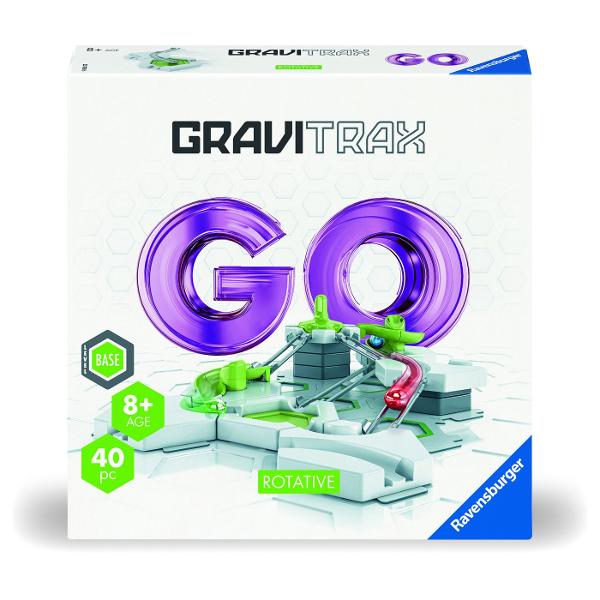 Descopera lumea fascinanta GraviTrax cu setul de constructie Rotativ conceput pentru realizarea unor trasee spectaculoase pentru bile Cele 40 de piese permit construirea unui circuit dinamic prevazut cu elemente rotative care schimba directia si adauga mai multa actiune fiecarei curse Copiii pot experimenta cu gravitatia viteza si miscarea dezvoltandu-si gandirea logica creativitatea si abilitatile de rezolvare a problemelor Setul reprezinta o introducere potrivita in universul GraviTrax 