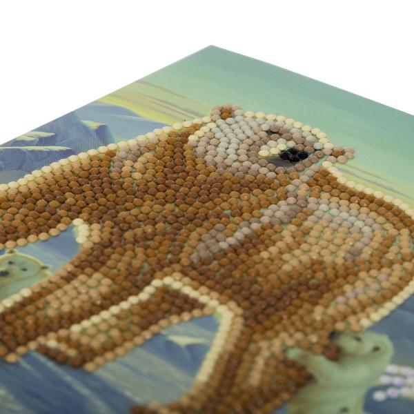 Fiind cunoscute ca picturi cu diamante seturile Crystal Kit de la Craft Buddy vor deveni noul dumneavoastra hobby Seturile sunt tiparite cu un clei special si sunt prevazute cu un strat de protec&539;ie Pietricelele din diamante sunt sortate in pungi separate Cu ajutorul stiloului de lucru veti ridica diamantele dintr-o tavita si le veti lipi pe simbolul corect Seturile contin pietre pre&539;ioase sortate &icirc;n pungi separate un stilou de lucru 1 bloc de cear&259; 