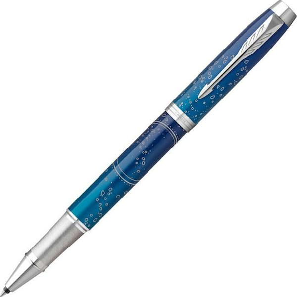 Pixul roller PARKER IM Submerge CT este inspirat de apele vaste &537;i necunoscute ale ad&acirc;ncurilor oceanului Are un capac &537;i un corp &icirc;n dou&259; nuan&539;e de albastru cu un model texturat care aminte&537;te de explorarea ad&acirc;ncurilor Este compatibil cu cernelurile roller QUINK necesare pentru a crea semne impresionante cu fiecare scris