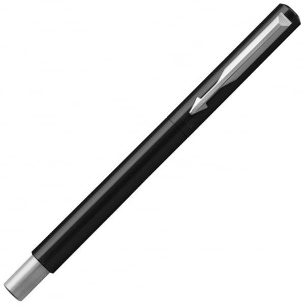 Accesorii din otel inoxidabil placate cu crom Clip din otel inoxidabil placat cu cromCapac din ABS de culoare neagraCapacul se inchide prin apasareCorp din ABS de culoare neagraGrip din otel inoxidabil sablat placat cu cromPenita din otel inoxidabil placata cu crom avand in varf pastila de iridiuStiloul functioneaza atat cu cartuse cat si cu convertorPachetul contine- Instrument de 