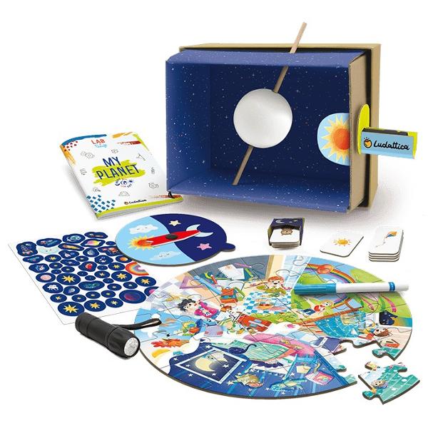 Joc STEAM - Planeta mea LudatticaJocul educa&539;ional STEAM Planeta mea de la Ludattica este un set interactiv pentru copii de 3-5 ani care explic&259; &icirc;ntr-un mod concret cum se rotesc P&259;m&acirc;ntul &537;i Soarele &537;i de ce exist&259; zi &537;i noapte Copilul construie&537;te propriul model de planet&259; &537;i urm&259;re&537;te mi&537;carea ei observ&acirc;nd direct ce se &icirc;nt&acirc;mpl&259; atunci c&acirc;nd se schimb&259; unghiul &537;i 