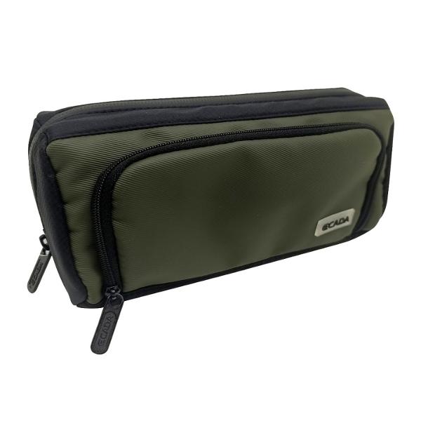 Penar 2 fermoare borset&259; ECADA 786619 verde kaki cu negru poliesterPenarul&nbsp;ECADA tip borset&259; &icirc;n nuan&539;&259; verde kaki cu accente negre este un accesoriu practic &537;i modern conceput pentru organizarea eficient&259; a instrumentelor de scris Designul compact &537;i compartimentarea dubl&259; &icirc;l fac potrivit pentru &537;coal&259; facultate 