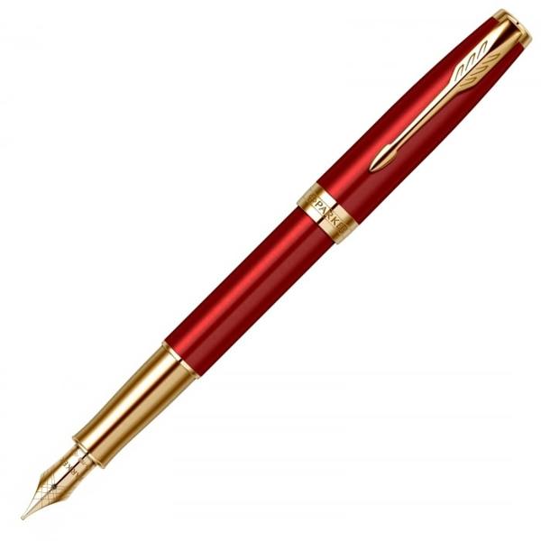 Stilou Sonnet Royal Red Lacquer GT 18K Parker&nbsp;Corp si capac din alama lacuit cu multiple straturi de lac rosu luciosCapacul se inchide prin apasarePenita din aur masiv de 18K placata cu aur de 23K prin tehnologie PVD Physical Vapor Deposition Systems avand in varf pastila de iridiu Stiloul functioneaza atat cu cartuse cat si cu convertorAccesorii din alama placate cu aur de 23K prin tehnologie PVDClip din otel 