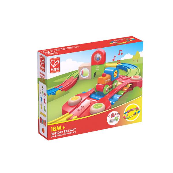 Acest set de cale ferata este o sarbatoare pentru ochi Include o melodie o locomotiva un arc si o oglinda Ideal pentru stimularea copiilor mai mici incepeti prin a construi configuratia pistei prezentata pe cutie Conduceti vagonul colorat peste Xylophone pentru a crea o melodie vesela Set de sine stimulatoare sensorial Xilofonul reda o melodie pe masura ce locomotiva este condusa peste ea Piesele curcubeului ii ajuta pe copii sa invete despre culoare Blocurile ajuta la dezvoltarea 