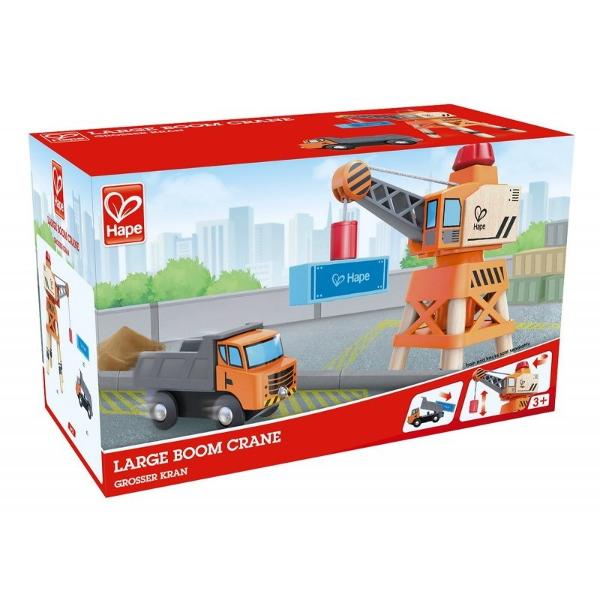 Macara turn Hape cu camion si incarcatura de lemn magnetica Roteste butonul de pe aceasta macara turn pentru a ridica incarcaturile magnetice sau pentru a le descarca Bratul macaralei se roteste 360 de grade in timp ce se aud click-urile axului Picioarele macaralei sunt departate suficient pentru a trece sina de lemn printre ele si trenuletul Macaraua Hape vine impreuna cu o bascultanta cu incarcatura magnetica Jucariile sunt realizate din lemn folosind materiale ecologice vopsite in 