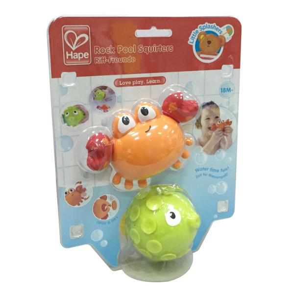 Acest dragut crab si peste au un secret nebanuit Daca le umpleti cu apa si le strangeti vor stropi cu apa Aduce distractie stralucitoare in timpul baii Strangeti jucariile pentru a elibera aerul din interior si umpleti cu apa Aduceti-le la suprafata si strangeti din nou si apa se va pulveriza afara Rotiti ghearele crabului pentru a schimba directia de pulverizare Scoateti dopul din coada si spatele crabului pentru a curata Jucarii de baie din silicon si ABS Cu ajutorul ventuzele pestilor 