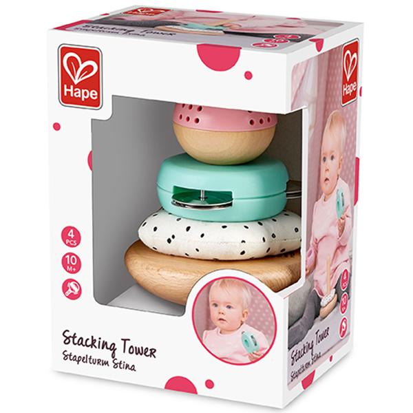 Turnul de stivuire este realizat din diverse materiale inclusiv lemn plastic si textile Multe detalii minuscule cum ar fi zornaitul elementele sau cochilii il incurajeaza pe micul tau explorator sa faca muzica fiecare articol oferind un efect de sunet diferit Jucariile sunt realizate din lemn folosind materiale ecologice vopsite in culori atragatoare cu vopsele nontoxice care depasesc cele mai inalte si stricte standarde internationale de siguranta si calitate precum EN71 ISO9001 