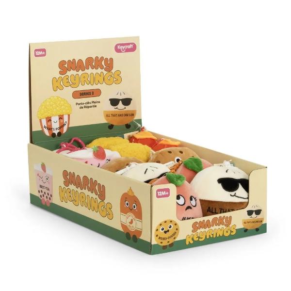 Brelocul de plus Snarky cu clips Seria 2 este un accesoriu simpatic si amuzant ideal pentru decorarea rucsacului gentii penarului sau cheilor Realizat din material moale si placut la atingere brelocul are un design jucaus inspirat de personaje haioase cu expresii si detalii originale Clipsul permite prinderea si desprinderea usoara astfel incat brelocul poate fi purtat oriunde Colectia include mai multe modele perfecte pentru colectionat sau oferit cadou Produsul se 