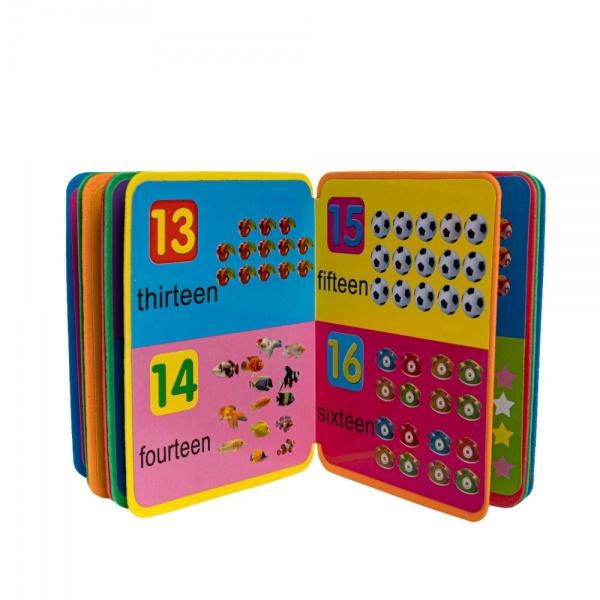 Cartea cu cifre CNX PE-02 este un material educativ conceput pentru a ajuta copiii s&259; &icirc;nve&539;e cifrele &icirc;n limba englez&259; &icirc;ntr-un mod distractiv &537;i interactiv Cu un format compact de 10 &times; 13 cm &537;i pagini realizate din h&acirc;rtie gumat&259; cartea este u&537;or de manevrat de cei mici &537;i include imagini sugestive care faciliteaz&259; asocierea numerelor cu obiecte din via&539;a de zi cu zi&nbsp;