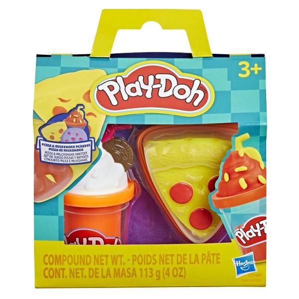 Setul Play-Doh Pizza si Milkshake ii invita pe cei mici sa creeze preparate colorate si amuzante din plastilina Copiii pot modela o felie de pizza pot adauga diferite toppinguri si pot realiza un milkshake decorat dupa propria imaginatie Accesoriile incluse stimuleaza joaca de rol creativitatea si indemanarea oferind multiple posibilitati de combinare si decorare Setul contine plastilina Play-Doh in mai multe culori cu o cantitate totala de aproximativ 113 g si este recomandat copiilor 
