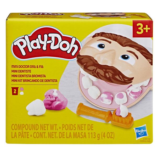 Setul Play-Doh Mini ofera copiilor o modalitate distractiva de a modela si crea diferite forme din plastilina Cu ajutorul presei si al accesoriilor incluse plastilina poate fi presata prin diverse sabloane pentru a obtine modele forme si decoratiuni variate Setul include 2 recipiente cu plastilina Play-Doh in culori diferite cu o cantitate totala de 113 g precum si accesorii pentru modelare si decupare Activitatea stimuleaza creativitatea imaginatia indemanarea si motricitatea fina 