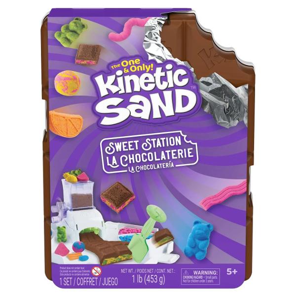Creeaza si personalizeaza bomboane si dulciuri cu Statia de Dulciuri Kinetic Sand Acest set de joaca adorabil ii invita pe tinerii cofetari sa isi faca propriile dulciuri din nisip Cu un total de 450g de nisip roz galben turcoaz si maro copiii pot amesteca culorile pentru a modela viermisori gumati sau batoane de ciocolata Masina de bomboane face distractia si mai mare incarca nisipul roteste manivela si priveste cum apar deliciile Acest proces interactiv dezvolta abilitatile motorii 
