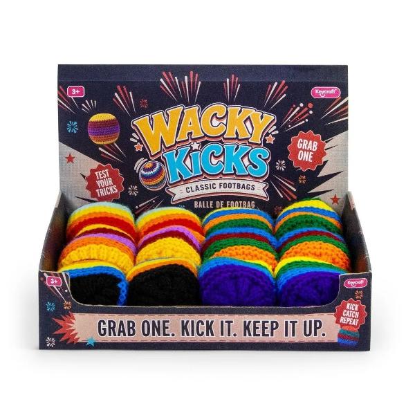 Wacky Kicks este o minge tricotata viu colorata conceputa pentru joaca senzoriala si activitati interactive Suprafata texturata ofera o senzatie placuta la atingere si stimuleaza explorarea tactila iar forma compacta permite prinderea si manevrarea cu usurinta Mingea poate fi folosita pentru exercitii de aruncare prindere si coordonare mana-ochi contribuind la dezvoltarea motricitatii si a dexteritatii Designul multicolor si textura impletita transforma produsul intr-o jucarie 
