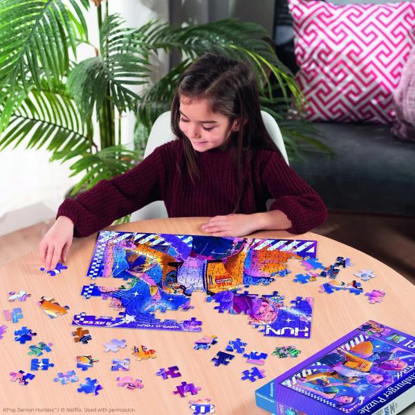 Puzzle-urile 2D pentru copii imbina joaca plina de bucurie cu sustinerea dezvoltarii inca din primii ani Ilustratiile colorate cu personaje preferate animale si motive apropiate copiilor ii incurajeaza sa asambleze puzzle-ul si ii ajuta sa exerseze concentrarea si abilitatile manuale Puzzle-urile sunt fabricate din carton gros cu un suport moale rezistent la indoire iar suprafata antireflex din hartie cu textura de in reduce reflexiile si faciliteaza asamblareaDatorita 