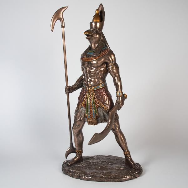Horus este unul dintre cei mai importan&539;i zei ai Egiptului antic Fiind zeul-&537;oim &537;i fiul lui Isis &537;i Osiris el reprezenta regalitatea protec&539;ia &537;i cerul Faraonii egipteni erau considera&539;i &icirc;ntruchiparea p&259;m&acirc;nteasc&259; a lui Horus Faimosul s&259;u Ochi al lui Horus a devenit un simbol durabil al protec&539;iei s&259;n&259;t&259;&539;ii &537;i prosperit&259;&539;ii&nbsp;