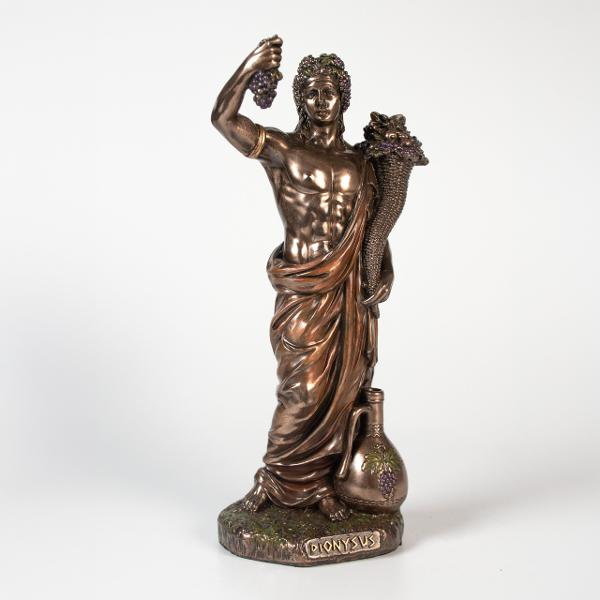 Dionysos este zeul grec al vinului fertilit&259;&539;ii s&259;rb&259;torii &537;i teatrului Conform mitologiei el a adus arta vinifica&539;iei umanit&259;&539;ii &537;i a inspirat muzica dansul &537;i spectacolele dramatice Adesea reprezentat cu vi&539;&259; de vie sau o cup&259; de vin Dionysos simbolizeaz&259; bucuria creativitatea &537;i s&259;rb&259;toarea vie&539;ii