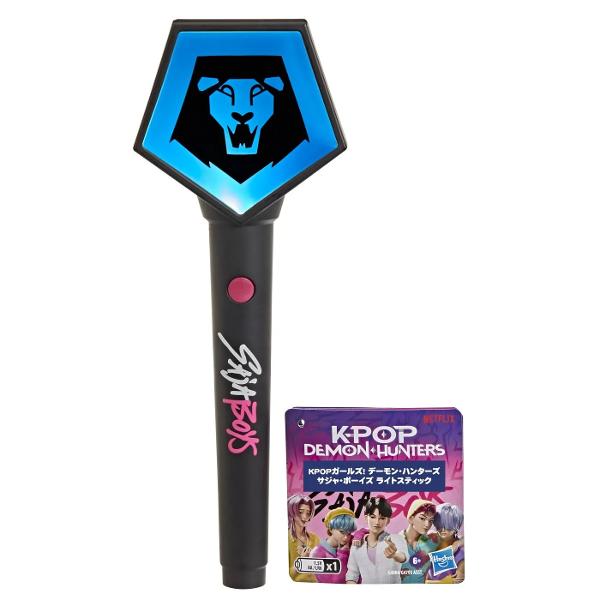 Intra in universul K Pop Vanatori de Demoni cu bagheta electronica luminoasa Saja Boys inspirata de stilul spectaculos al grupului din film Bagheta are un design modern cu maner negru decorat si partea superioara in forma geometrica prevazuta cu simbolul Saja Boys Prin apasarea butonului bagheta se lumineaza oferind efecte vizuale atractive si transformand joaca intr-o experienta plina de energie Este potrivita pentru jocuri de rol recrearea scenelor preferate sau pentru completarea 