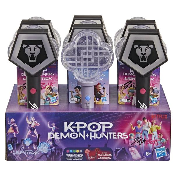 Intra in universul K Pop Vanatori de Demoni cu bagheta electronica luminoasa inspirata de personajele si simbolurile din film Bagheta este conceputa pentru jocuri de rol momente de dans si recrearea atmosferei spectaculoase a concertelor K-pop Prin apasarea butonului bagheta activeaza efecte luminoase si diferite modele de iluminare oferind o experienta interactiva si dinamica Modelele din gama pot fi sincronizate intre ele astfel incat mai multe baghete compatibile pot crea efecte 