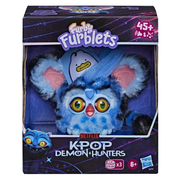 Descopera universul K Pop Vanatorii de Demoni alaturi de Furby Furblets Derpy Tiger o jucarie interactiva de dimensiuni compacte inspirata de simpaticul personaj din filmul Netflix KPop Demon Hunters Prin apasarea diferitelor zone interactive Furblet-ul poate reda peste 45 de sunete si melodii oferind o experienta de joaca distractiva si variata Designul combina aspectul caracteristic Furby cu elementele distinctive ale personajului Derpy Tiger fiind potrivit atat pentru joaca cat si 