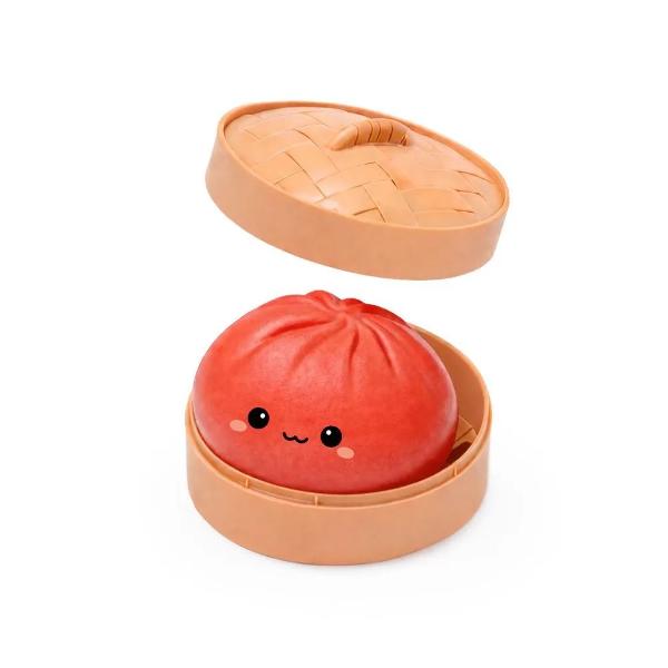 Jucaria Squishy Antistres Lucky Bao este o jucarie senzoriala de colectie moale si placuta la atingere conceputa pentru strangere apasare si framantare repetata Fiecare ambalaj ascunde un personaj surpriza in forma de bao oferind un element de mister si distractie la deschidere Textura elastica si forma simpatica transforma fiecare figurina intr-o jucarie potrivita pentru relaxare joaca senzoriala si mentinerea mainilor ocupate Colectia include mai multe modele cu expresii si decoruri 