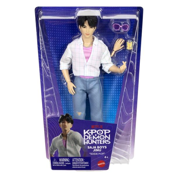 Figurina Jinu din K Pop Vanatori de Demoni este inspirata de personajul din grupul Saja Boys din universul Netflix KPop Demon Hunters Figurina are aproximativ 30 cm inaltime este articulata si poate fi pozitionata in diferite ipostaze pentru joaca sau expunere Jinu poarta o tinuta inspirata din aparitia sa &bdquoSoda Pop&rdquo cu camasa deschisa peste tricou pantaloni si accesorii tematice Setul include si accesorii suplimentare precum o pereche de ochelari un recipient si maini 