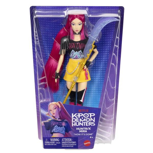 Figurina Mira din K Pop Vanatori de Demoni este inspirata de personajul din grupul HUNTRX din universul Netflix KPop Demon Hunters Figurina are aproximativ 30 cm inaltime este articulata si poate fi pozitionata in diferite ipostaze pentru joaca sau expunere Mira poarta tinuta inspirata din momentul &bdquoHow It&39s Done&rdquo cu par lung roz tricou negru fusta galbena si cizme iar setul include si arma sa caracteristica pentru recrearea scenelor de actiune din film 