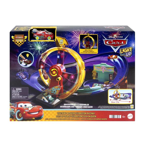 Pista de curse Disney Pixar Cars Celebration Raceway aduce actiunea si viteza din lumea Cars intr-un set de joaca spectaculos Copiii il pot lansa pe Fulger McQueen pe traseu cu ajutorul mecanismului de propulsie actionat manual si il pot trimite prin bucla centrala iluminata pentru curse pline de dinamism Setul include o masinuta Fulger McQueen si o pista cu lungimea de aproximativ 53 cm prevazuta cu elemente inspirate din Radiator Springs si zona Flo&39s V8 Cafe Masinuta inclusa poate 
