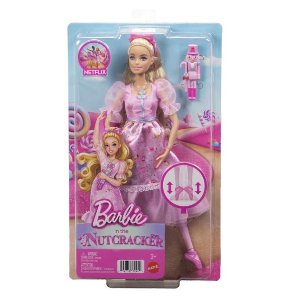 Papusa Clara din colectia Barbie Spargatorul de Nuci este inspirata de povestea clasica si de universul Barbie in the Nutcracker Clara poarta o rochie eleganta de balerina in nuante de roz cu detalii delicate maneci transparente si accesorii asortate completate de pantofi de balet Papusa este prevazuta cu functie de miscare a picioarelor pentru a recrea pozitii si miscari de balet iar setul include si un accesoriu tematic Spargator de Nuci Este potrivita pentru joaca de rol povesti 