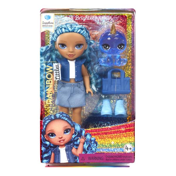 Descopera papusa Sapphire Bradshaw sora mai mica a lui Skyler Bradshaw parte din seria Rainbow High LittlesIncepe sa creezi povesti cu surorile mai mici ale papusilor tale Rainbow High preferate Sapphire Bradshaw este energetica extrovertita increzatoare si uneori impulsiva Cu ajutorul surorii ei mai mari gaseste intotdeauna drumul cel bunSapphire Bradshaw are un stil unic Este imbracata din cap pana in picioare in denim albastru cu o fusta din denim moale si o jacheta modelata din 