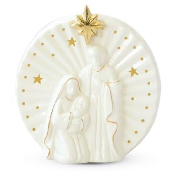Adaug&259; o not&259; de elegan&539;&259; &537;i spiritualitate decorului de Cr&259;ciun cu aceast&259; decora&539;iune din por&539;elan de la Easy Life reprezent&acirc;nd scena Na&537;terii DomnuluiRealizat&259; din por&539;elan alb cu finisaj delicat &537;i accente aurii decora&539;iunea &icirc;nf&259;&539;i&537;eaz&259; Sf&acirc;nta Familie &icirc;ntr-un decor cu stele &537;i 