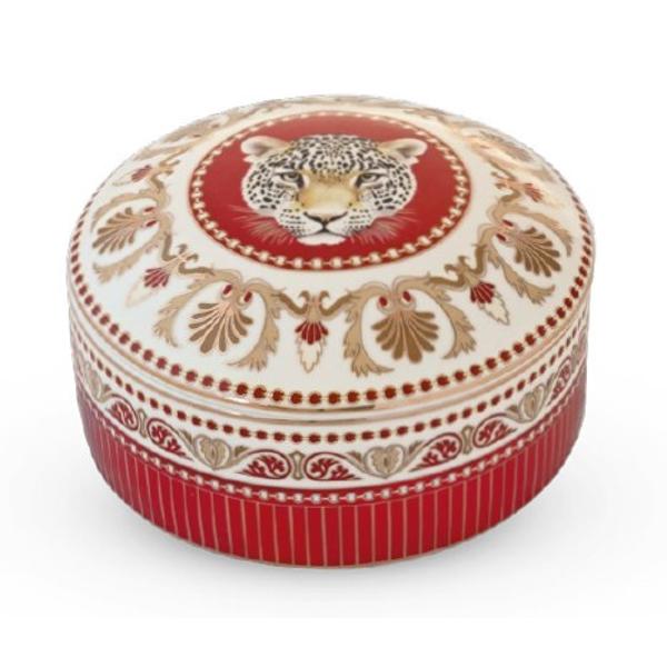 Cu un design rafinat cutia este decorat&259; cu portretul unui leopard &icirc;ncadrat &icirc;ntr-un medalion ro&537;u &537;i &icirc;nconjurat de motive ornamentale elegante Combina&539;ia de crem ro&537;u &537;i accente aurii al&259;turi de detaliile decorative bogate &icirc;i confer&259; un aspect sofisticat &537;i deosebitRealizat&259; din por&539;elan cutia este prev&259;zut&259; cu un capac 