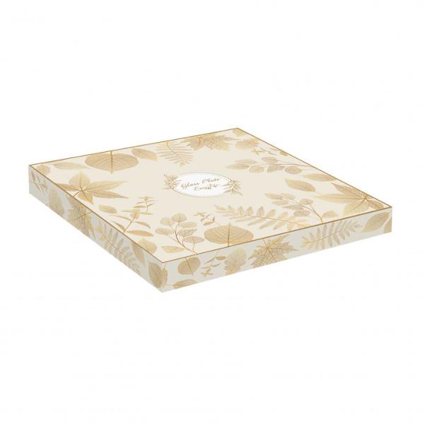 Adaug&259; elegan&539;&259; &537;i str&259;lucire mesei tale cu acest platou din sticl&259; din colec&539;ia Glitter Gold de la Easy Life inspirat din frumuse&539;ea naturiiRealizat din sticl&259; platoul impresioneaz&259; prin forma de frunz&259; cu margini ondulate nervuri decorative &icirc;n relief &537;i finisaj auriu cu efect sclipitor Este ideal pentru prezentarea bomboanelor 