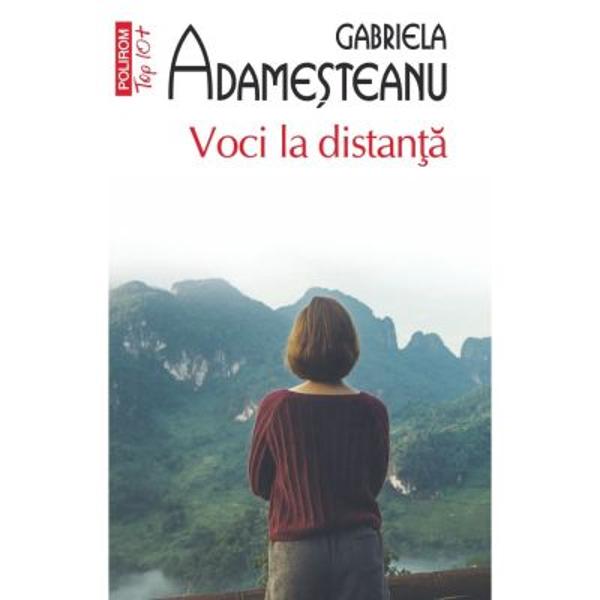 &bdquo;Avem in fata o mare prozatoare europeana care prin destinul tarii sale ilustreaza caracteristicile prezentului nostru Voci la distanta este o cronica a evenimentelor din Romania presarata cu flashbackuri ale protagonistei Anda Movila Ca medic Anda a fost necesara in toate sistemele politice dar a intrat si in contact direct cu dezavantajele lor Si-a pierdut primul sot in tumultul revoltei din 1989 impotriva regimului lui Ceausescu &ndash; nu pentru ca ar fi participat ci 