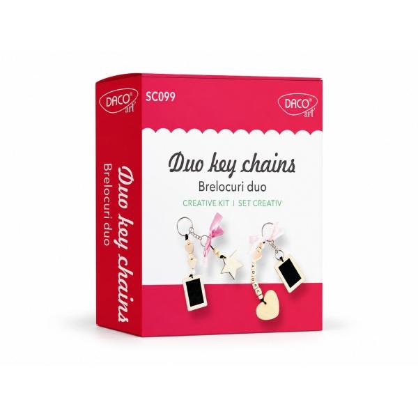 Creeaz&259; accesorii unice &537;i pline de personalitate cu Setul Creativ Brelocuri Duo DACO SC099 Acest kit handmade &icirc;&539;i ofer&259; materialele necesare pentru realizarea unor brelocuri decorative originale ideale pentru personalizarea cheilor ghiozdanelor gen&539;ilor sau pentru a fi oferite cadou celor dragiCombin&acirc;nd elemente din lemn textile &537;i accesorii metalice setul permite realizarea unor brelocuri creative 
