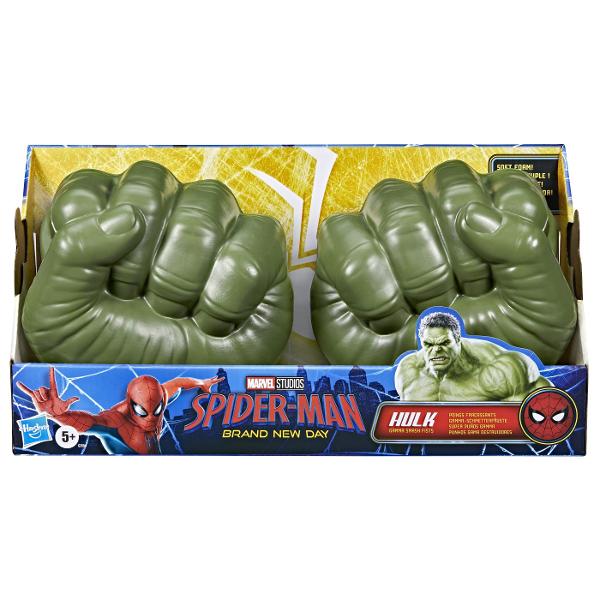Marvel Spider-Man Pumnii lui Hulk este un set de joaca inspirat de forta impresionanta a lui Hulk conceput pentru copiii care iubesc aventurile cu supereroi si jocurile de rol pline de actiune Setul include doi pumni supradimensionati realizati din material moale cu aspect inspirat de mainile lui Hulk Copiii ii pot purta pentru a recrea scene de lupta si aventuri din universul Marvel sau pentru a inventa propriile povesti de supereroi Designul mare si forma specifica fac jocul spectaculos 