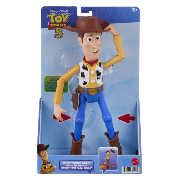 Figurina Woody din Toy Story 5 este inspirata de indragitul cowboy din universul Disney Pixar Figurina are aproximativ 30 cm inaltime si reda tinuta sa clasica cu palarie maro camasa galbena vesta cu imprimeu alb-negru esarfa rosie si cizme de cowboy Figurina este prevazuta cu functie interactiva de tip squeeze care poate fi activata prin apasare adaugand un plus de distractie in timpul jocului Copiii pot recrea scene inspirate din Toy Story 5 si pot inventa propriile aventuri alaturi 