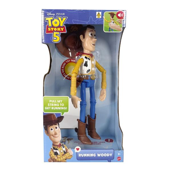 Figurina Woody din Toy Story 5 este inspirata de indragitul personaj Disney Pixar si reda tinuta sa clasica de cowboy cu palarie maro camasa galbena vesta alb-negru esarfa rosie si cizme Figurina are aproximativ 30 cm inaltime este articulata si include functii interactive Prin tragerea snurului din spate Woody activeaza sunete si replici iar mecanismul de miscare adauga un plus de dinamism in timpul jocului Copiii pot recrea scene inspirate din Toy Story 5 si pot inventa propriile 
