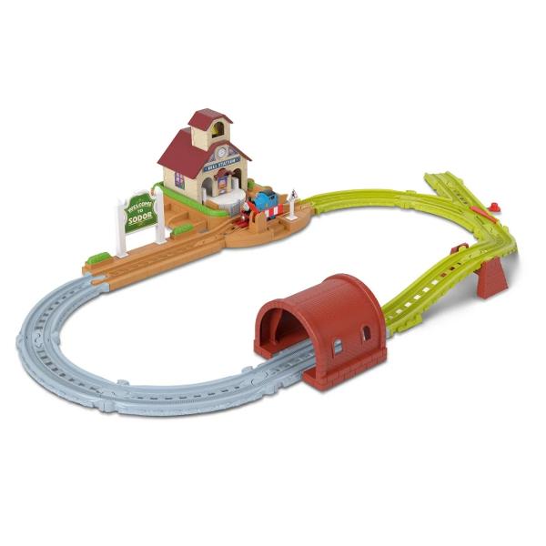 Setul de joaca Thomas si Prietenii Gara cu Accesorii aduce aventurile de pe Insula Sodor direct in camera copilului Inspirat din indragitul univers Thomas & Friends setul include o gara detaliata elemente de cale ferata si locomotiva Thomas pentru recrearea unor scene pline de actiune Circuitul are o lungime de peste 200 cm si include sine tunel bariere indicatoare si elemente de decor care permit construirea unui traseu variat Gara este prevazuta cu clopot iar diferitele 