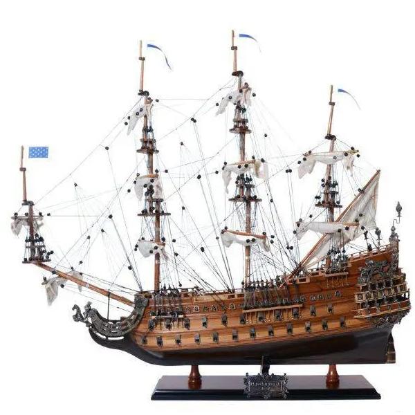 Velier Soleil Royal reproducere la scara realizata manual din lemn de cedru rosu canadianDimensiuniL L711  l254  H686cmProdusul este insotit de Certificat de autenticitate Fondata in 1999 Old-Modern Handicrafts  OMH esteun producator de top in domeniul constructiei modelelor la scara a unor salupe nave si veliere representative pentru istoria navalap stylefont-weight 