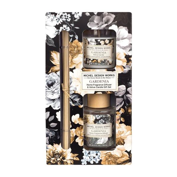 Acest set de cadou este ideal pentru orice camer&259; din cas&259; Include un difuzor de parfum cu betisoare &537;i o lumânare parfumata cu aceleasi aromeDETALIIGreutatea lumân&259;rii 48 g Volum difuzor 70 ml Dimensiune aproximativ&259; a cutiei 1143 x 572 x 2095 cmAROM&258;Gardenie &537;i prun înflorit cu vârtejuri de bergamot&259; &537;i caramel